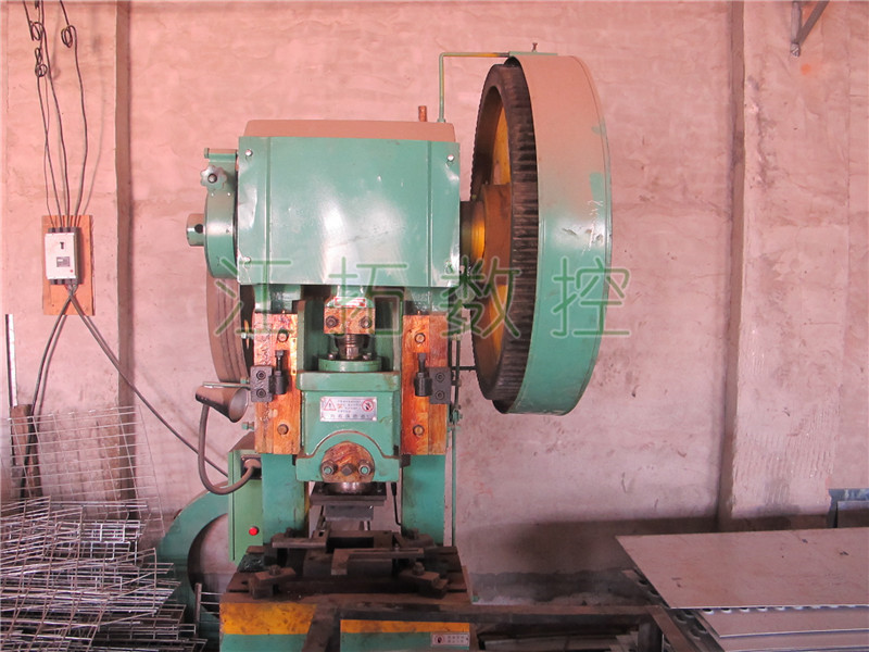 江拓数控冲床设备